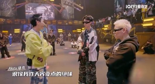 圈”拿下代言网友：好歹毒的商战！AG真人旗舰厅登录黄子韬靠“黑眼(图8)