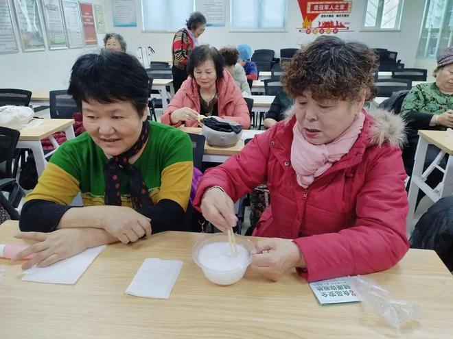 “暖心呵护·手有余香”手工DIY护手霜活动AG真人娱乐新时代文明实践│南益社区开展(图3)